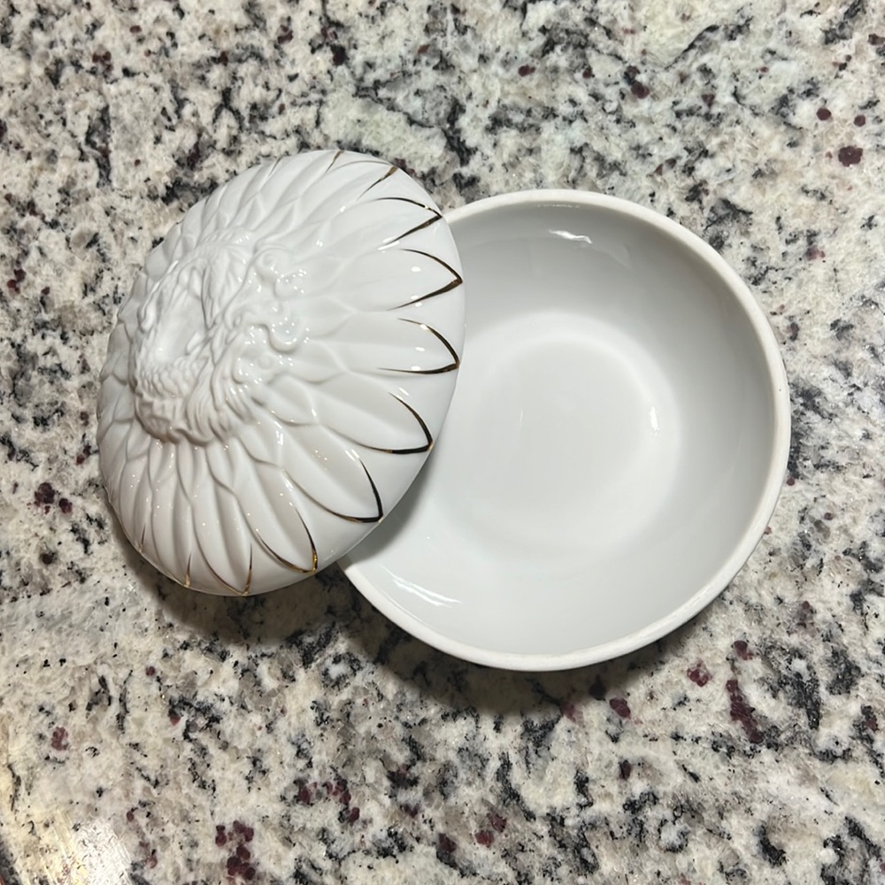 New Elizabeth Arden Royal Dragon Trinket Dish in Milk Glass